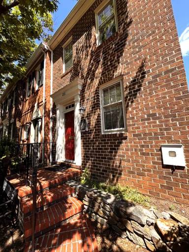 Main picture of 211 Oronoco St
