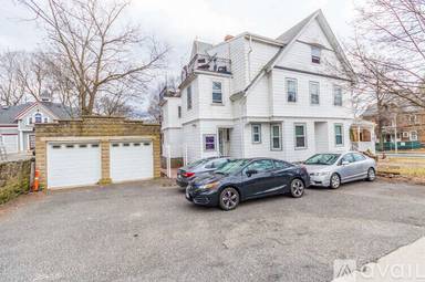 Main picture of 1 Bostonia Ave