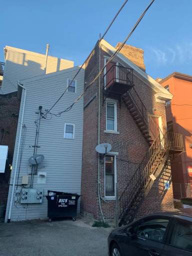 Main picture of 2004 E Carson St