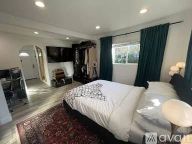 Main picture of 23827 Victory Blvd
