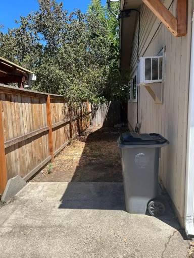 Main picture of 210 Benson St