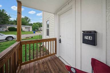 Main picture of 742 W 1st St