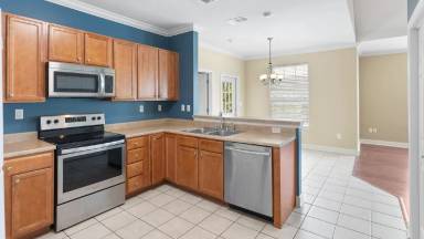 Main picture of Courtney Place