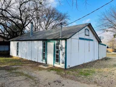 Main picture of 110 W Pine St