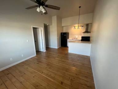Main picture of 402 E Milwaukee St