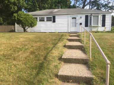 Main picture of 930 Golfview Ln