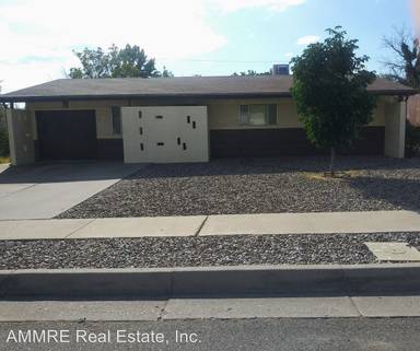 Main picture of 621 Maxine St NE