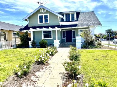 Main picture of 1762 W 48th St
