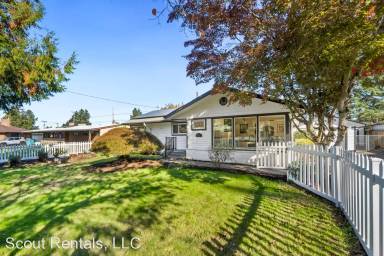 Main picture of 900 NE 151st Ave