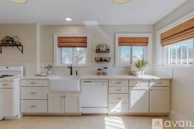 Main picture of 1610 Las Lomas Rd NE