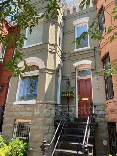 Main picture of 210 11th St SE