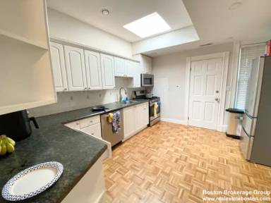 Main picture of 108 Buttonwood St