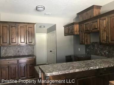 Main picture of 304 W Sycamore Ln