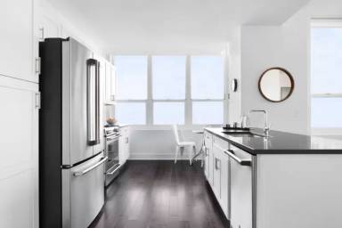 Main picture of 60 Bay St
