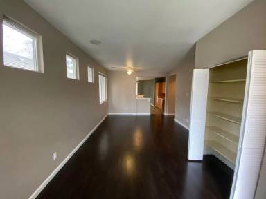 Main picture of 5251 Bay St