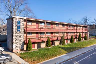 Main picture of 415 E Hoover Ave