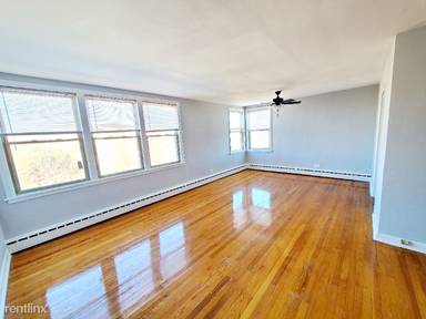 Main picture of 2400 W Farragut Ave