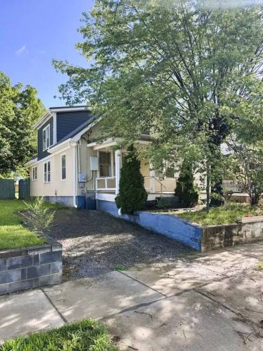 Main picture of 352 E Rock St