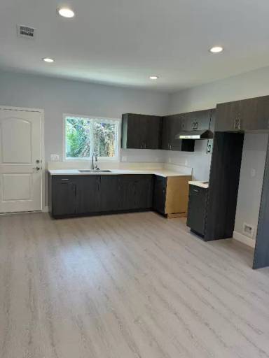 Main picture of 872 W 29th St