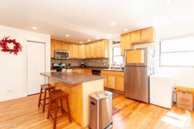Main picture of 1433 W Oakdale Ave