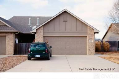 Main picture of 2750 E 45th Ct N