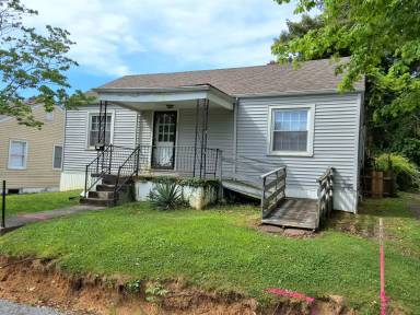 Main picture of 320 Meadow Ln