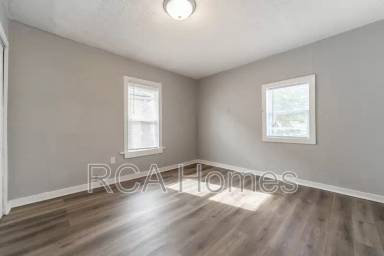 Main picture of 2435 N Kenwood Ave