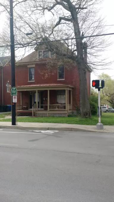 Main picture of 300 E Maxwell St