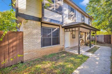 Main picture of 5221 Meadow Fld