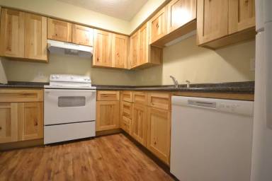 Main picture of 915 W College St