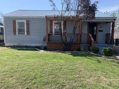 Main picture of 204 E Fairchild Dr