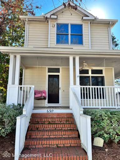 Main picture of 690 Queens Way