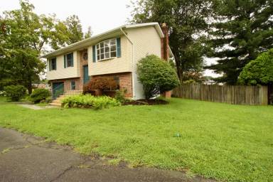 Main picture of 10904 Hobson St