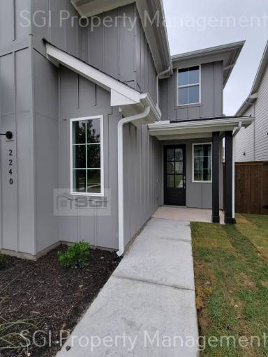 Main picture of 2240 Drake St