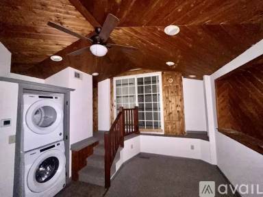 Main picture of 1569 W King St