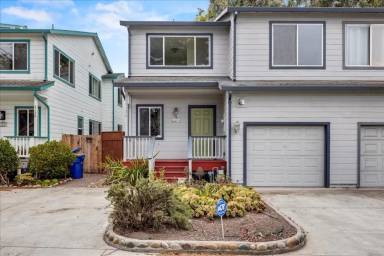 Main picture of 3136 Lake Dr