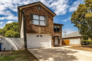 Main picture of 8019 Hilltop Crst