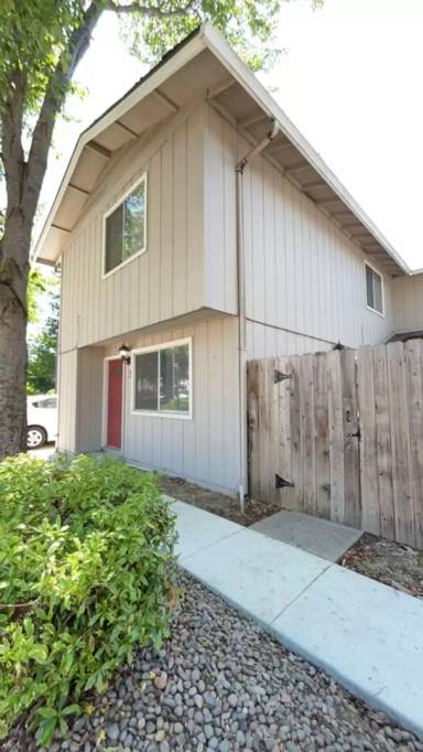 Main picture of 747 Spring St