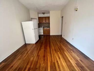 Main picture of 570 E 26th St