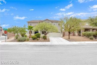 Main picture of 1048 Silver Star St