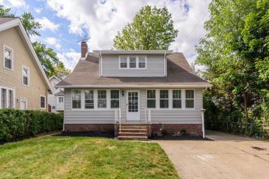 Main picture of 18119 Lake Shore Blvd