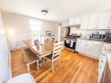 Main picture of 68 Pleasant St