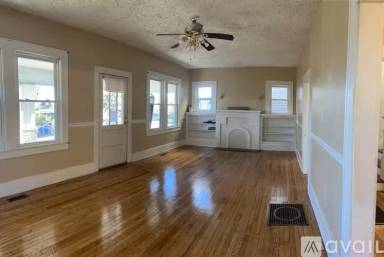 Main picture of 933 Highland Ave SE