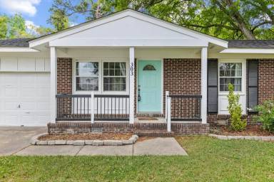 Main picture of 303 Cardinal Rd