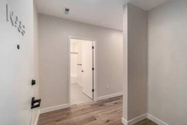 Main picture of 300 S 13th St