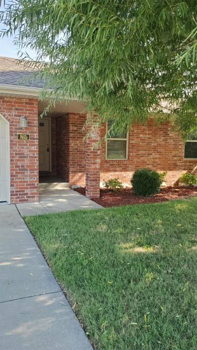 Main picture of 865 W Lorenza Dr