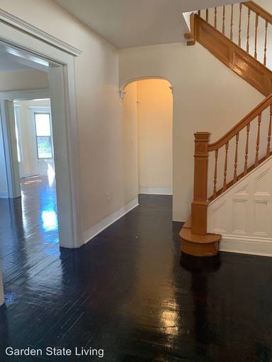 Main picture of 73 Leslie St