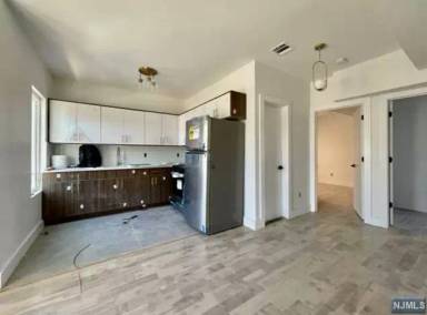 Main picture of 40 Johnston Ave