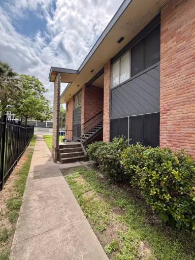 Main picture of 3304 Red River St