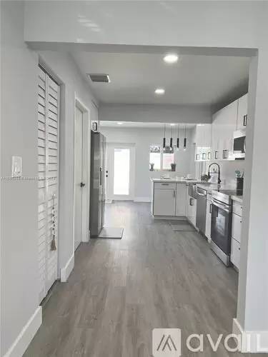 Main picture of 521 NE 49th St